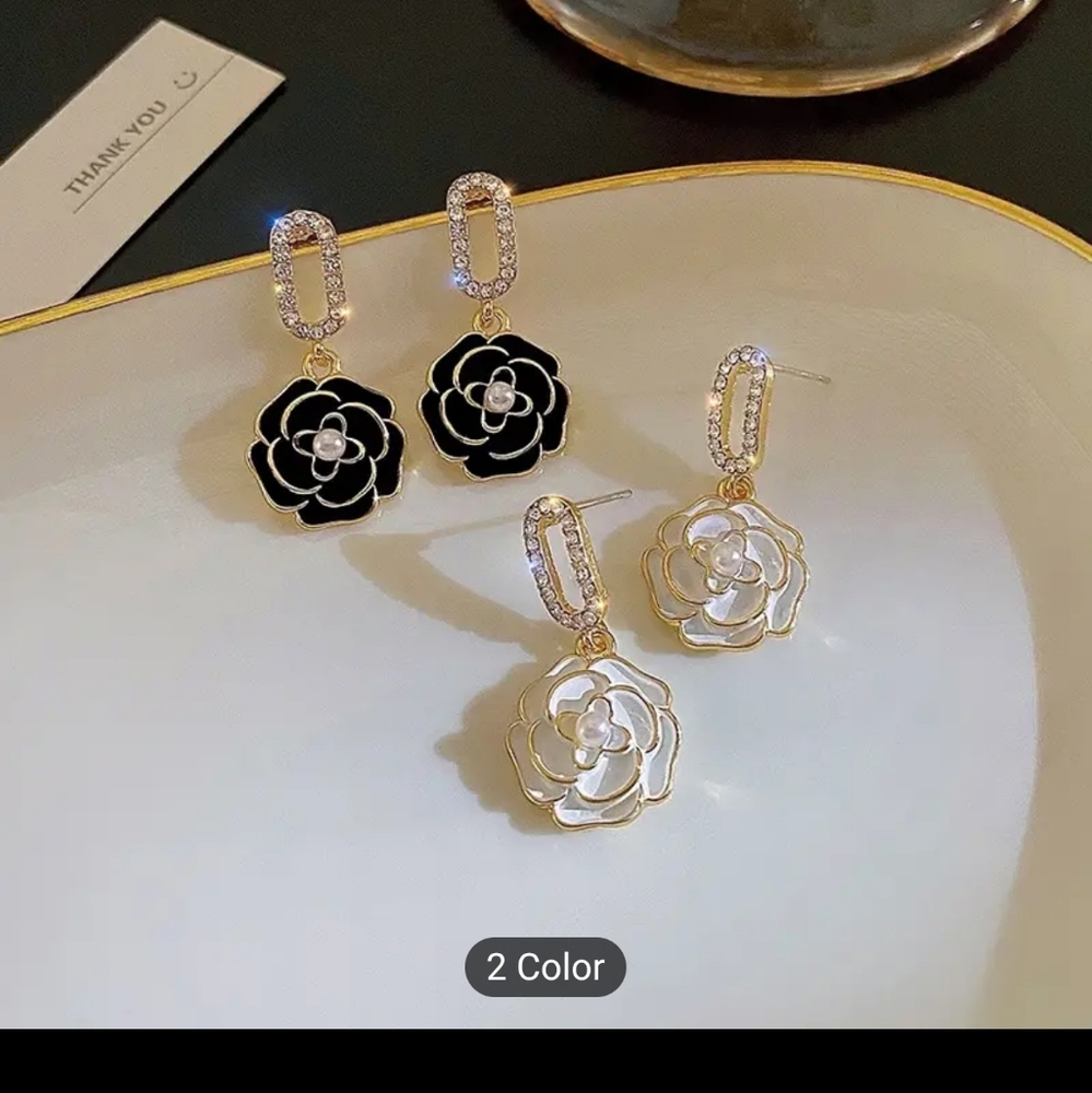 🤍🌼NEW🤍🌼 GORGEOUS!! White Flower CZ Dangle Earrings in GOLD Plating